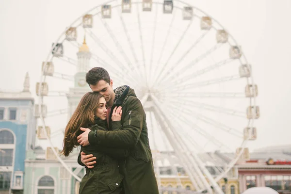 Thema Liebe Und Feiertag Valentinstag Zwei Kaukasische Heterosexuelle Liebhaber Umarmen — Stockfoto