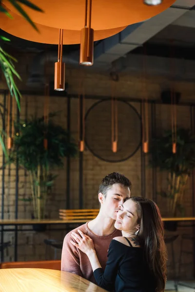 Tema Amor Feriado Dia Dos Namorados Casal Estudantes Universitários Juntos — Fotografia de Stock