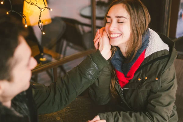 テーマ愛の休日バレンタインの日 ペア大学生 冬には 白人異性愛者愛好家背景ウィンドウ ライトに対して通りのカフェのテーブルに座る 幸福と愛の感情ロマンス — ストック写真