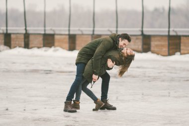 bahar, zavallı kar temizleme çalışmaları kentsel utilities için çözdürme Tema kötü havalarda kış. Düşüyor, buz ve yaralanan alma üzerinde kaymasını yaralanma tehlikesi. Çift sevinç slayt meydanında gülmek.