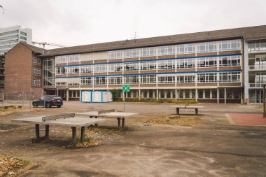 25 Ekim 2018 Almanya Dusseldorf. Okul, okul, spor zemin için Masa Tenisi ping pong bulutlu havalarda sonbaharda tablolarla görünümünü binanın cephe.