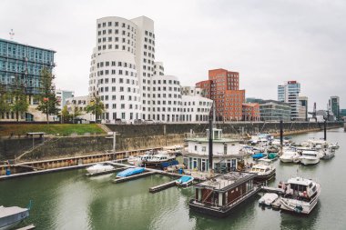 25 Ekim 2018 Almanya Dusseldorf. Sonbahar evde güzel tasarım modern mimarisi, Simgesel Yapı ve gözlem güverte cephe.