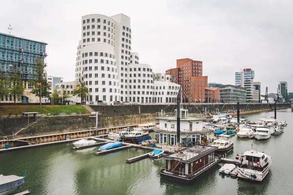 25 Ekim 2018 Almanya Dusseldorf. Sonbahar evde güzel tasarım modern mimarisi, Simgesel Yapı ve gözlem güverte cephe.