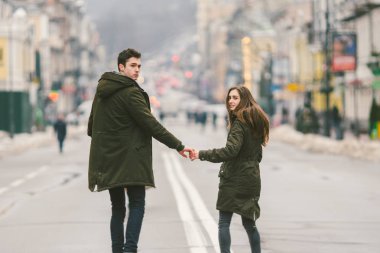 Genç çift, heteroseksüel erkek ve kız seven çift, Kafkas Milliyet, bölünmüş Lane'de yolun ortasından Avrupa şehri ülkenin merkezinde dolaşmak. Aşk ve romantizm Tema.