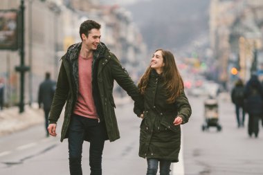 Genç çift, heteroseksüel erkek ve kız seven çift, Kafkas Milliyet, bölünmüş Lane'de yolun ortasından Avrupa şehri ülkenin merkezinde dolaşmak. Aşk ve romantizm Tema.