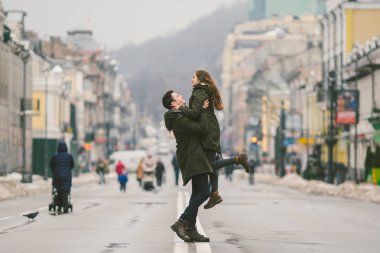 Genç kaygısız mutlu insanlar. Beyaz genç öğrenciler. Adam ve kız. Seviyorum. Kış yol Avrupa sokakta beraber yürüyelim. Tema aşk ve mutluluk genç yaşta.