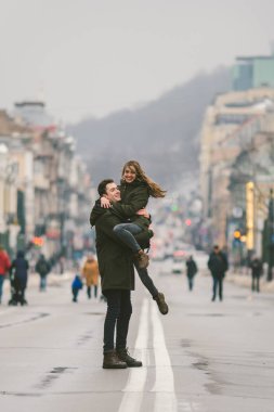 Genç kaygısız mutlu insanlar. Beyaz genç öğrenciler. Adam ve kız. Seviyorum. Kış yol Avrupa sokakta beraber yürüyelim. Tema aşk ve mutluluk genç yaşta.