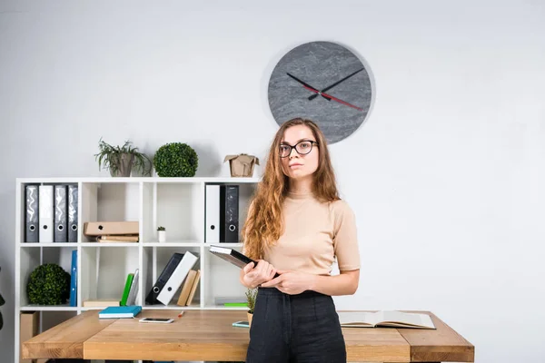 Retrato Uma Jovem Caucasiana Com Cabelos Longos Óculos Para Fricção — Fotografia de Stock