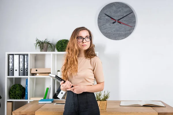 Retrato Uma Jovem Caucasiana Com Cabelos Longos Óculos Para Fricção — Fotografia de Stock