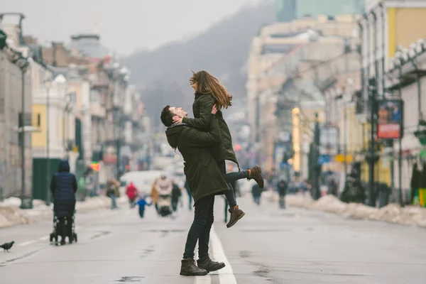 年轻无忧无虑 快乐的人 白种人年轻学生男人和女孩 在冬季的欧洲大街上一起散步 年轻时的主题爱情和幸福 — 图库照片