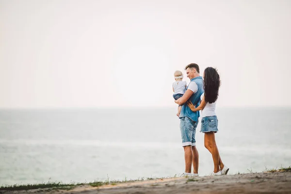 Vacaciones Familiares Naturaleza Tres Mamá Papá Hija Año Pie Con —  Fotos de Stock