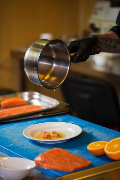 Tema Matlagning Ett Yrke För Matlagning Närbild Kaukasisk Mans Hand — Stockfoto