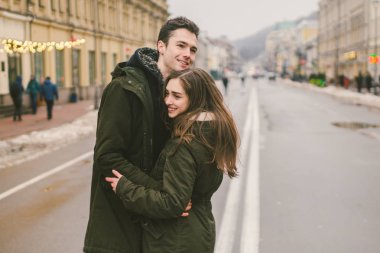 Tema aşk ve romantizm. Beyaz genç insanlar heteroseksüel çift olarak sarılma ve Avrupa şehir merkezinde yol ortasına öpüşme aşk öğrenciler erkek kız. Adam kadın mutluluk sevgi ve gençlik.