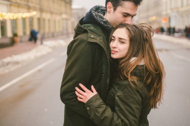 Tema aşk ve romantizm. Beyaz genç insanlar heteroseksüel çift olarak sarılma ve Avrupa şehir merkezinde yol ortasına öpüşme aşk öğrenciler erkek kız. Adam kadın mutluluk sevgi ve gençlik.