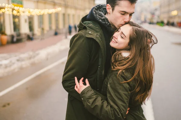 Tema Kärlek Och Romantik Kaukasiska Unga Heterosexuella Par Kärlek Studenter — Stockfoto