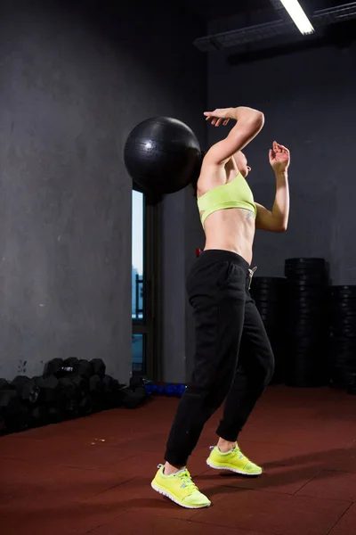 Tema Deporte Salud Una Fuerte Mujer Caucásica Muscular Gimnasio Entrena —  Fotos de Stock