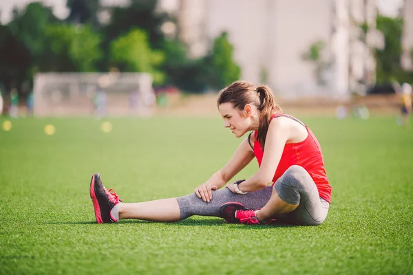 Tema Deporte Salud Joven Hermosa Mujer Caucásica Sentada Haciendo Calentamiento — Foto de Stock