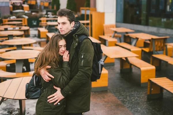 Jeune Couple Amoureux Une Fille Stand Étudiant Embrassant Près Des — Photo