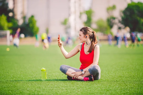 Thema Sport Gezondheid Mooi Jong Meisje Zitten Rustend Groene Gras — Stockfoto