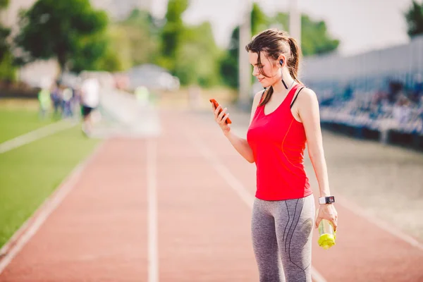 Tema Salud Deportiva Chica Pie Descansando Pista Carretera Del Estadio — Foto de Stock