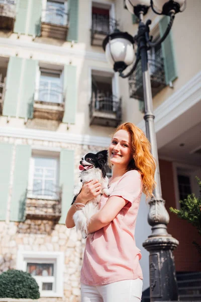 Tema Amistad Entre Hombre Los Animales Hermoso Pelo Rojo Joven — Foto de Stock