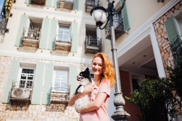 Tématem Přátelství Mezi Člověkem Zvířetem Krásné Mladé Zrzavé Vlasy Kavkazský — Stock fotografie