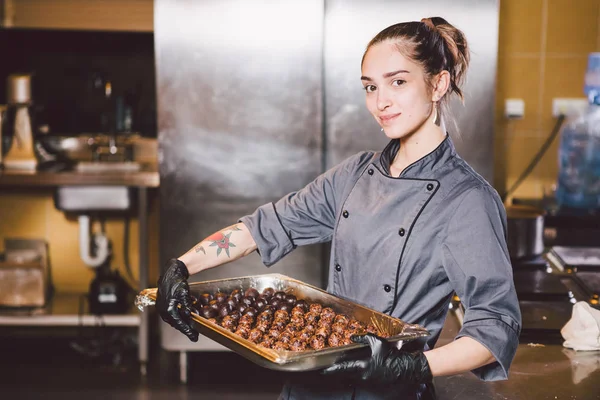 Onderworpen Beroep Koken Gebak Jonge Kaukasische Vrouw Met Tatoeage Van — Stockfoto