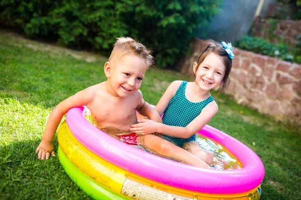 Thema Sind Die Sommerferien Der Kinder Zwei Kaukasische Kinder Bruder — Stockfoto