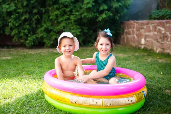 Thema Sind Die Sommerferien Der Kinder Zwei Kaukasische Kinder Bruder — Stockfoto