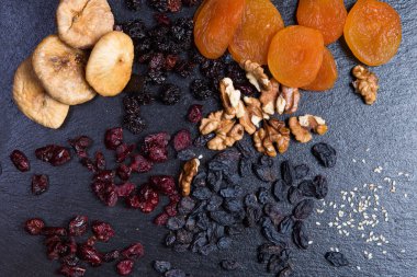 Şekersiz doğal ürünlerden yapılmış bir tatlı tatlı temasıdır. Makroyu kapatın portre tatlı kuru meyve kurmak ceviz, kiraz ve kızılcık üzümlü incir bal ve susam ve keten tohumu.