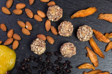 Şekersiz doğal ürünlerden yapılmış bir tatlı tatlı temasıdır. Makro yakın çekim portre tatlı tatlı şeker kurutulmuş badem armut ve bal topu el yapımı truffle kurutulmuş meyve kümesi yuvarlak.