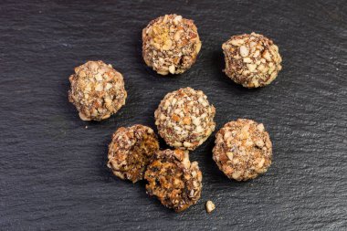 Şekersiz doğal ürünlerden yapılmış bir tatlı tatlı temasıdır. Makro yakın çekim portre tatlı tatlı şeker kurutulmuş badem armut ve bal topu el yapımı truffle kurutulmuş meyve kümesi yuvarlak.