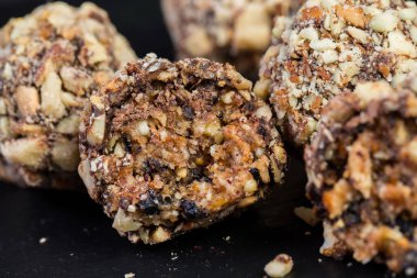 Şekersiz doğal ürünlerden yapılmış bir tatlı tatlı temasıdır. Makro yakın çekim portre tatlı tatlı şeker kurutulmuş badem armut ve bal topu el yapımı truffle kurutulmuş meyve kümesi yuvarlak.