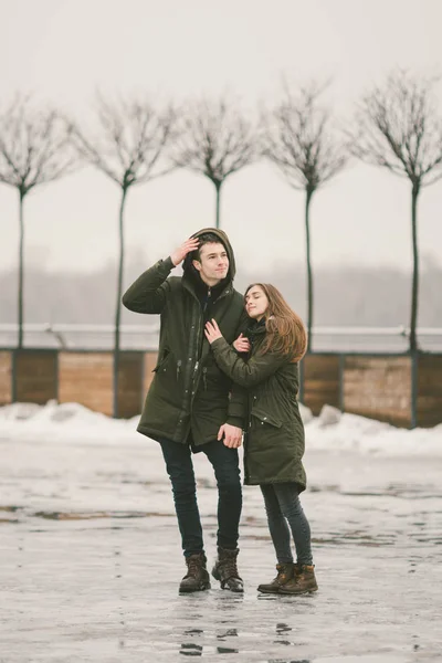 Couple Hétérosexuel Jeunes Amoureux Étudie Homme Une Femme Caucasienne Hiver — Photo
