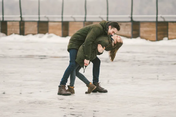 Couple Hétérosexuel Jeunes Amoureux Étudie Homme Une Femme Caucasienne Hiver — Photo