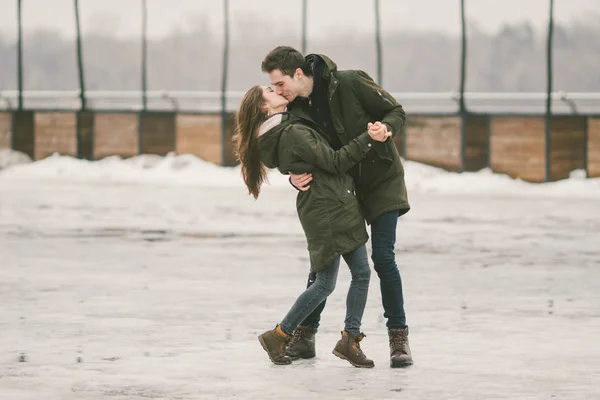 Couple Hétérosexuel Jeunes Amoureux Étudie Homme Une Femme Caucasienne Hiver — Photo