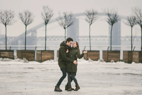 Couple Hétérosexuel Jeunes Amoureux Étudie Homme Une Femme Caucasienne Hiver — Photo