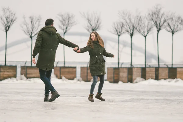 Ett Heterosexuellt Par Unga Människor Kärlek Studenter Man Och Kaukasisk — Stockfoto