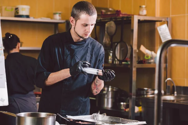 Thema Koken Een Jonge Blanke Man Zwarte Uniforme Latex Handschoenen — Stockfoto