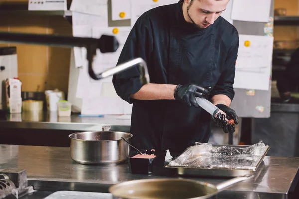 Theme Cooking Young Caucasian Man Black Uniform Latex Gloves Restaurant — Stock Photo, Image
