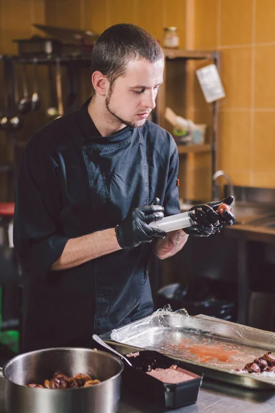 Thema Koken Een Jonge Blanke Man Zwarte Uniforme Latex Handschoenen — Stockfoto