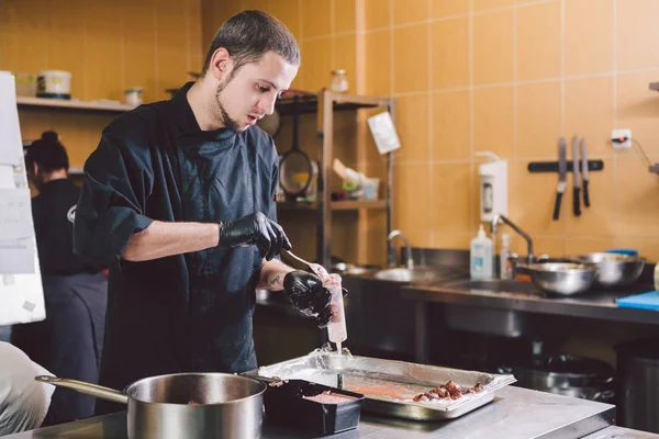 Thema Koken Een Jonge Blanke Man Zwarte Uniforme Latex Handschoenen — Stockfoto