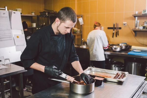 Thema Koken Een Jonge Blanke Man Zwarte Uniforme Latex Handschoenen — Stockfoto