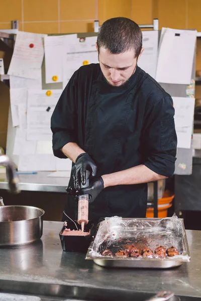 Theme Cooking Young Caucasian Man Black Uniform Latex Gloves Restaurant — Stock Photo, Image