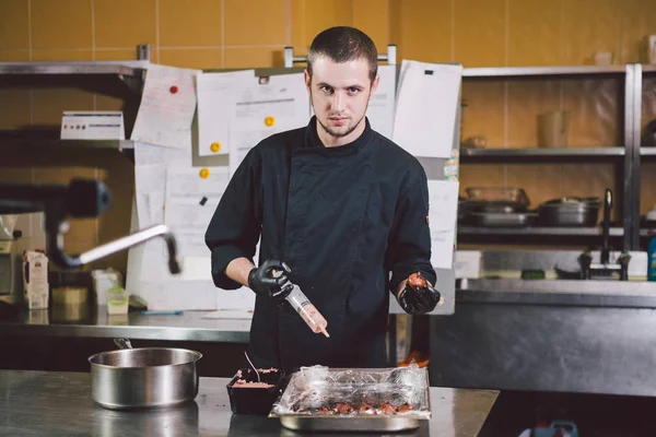 Thema Koken Een Jonge Blanke Man Zwarte Uniforme Latex Handschoenen — Stockfoto