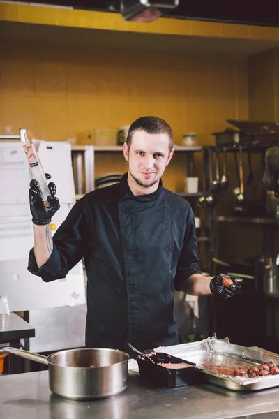 Thema Koken Een Jonge Blanke Man Zwarte Uniforme Latex Handschoenen — Stockfoto