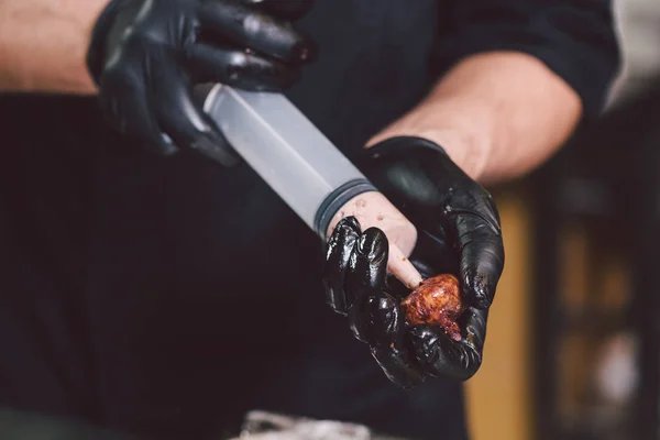 Thema Kochen Hände Aus Nächster Nähe Junger Kaukasischer Mann Schwarzer — Stockfoto