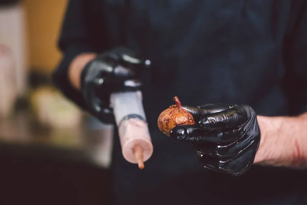 Téma Vaření Ruce Zblízka Mladý Muž Kavkazský Černé Jednotné Latexové — Stock fotografie