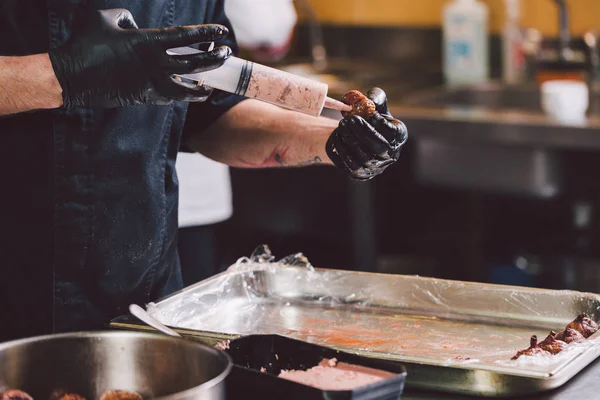 Thema Kochen Hände Aus Nächster Nähe Junger Kaukasischer Mann Schwarzer — Stockfoto