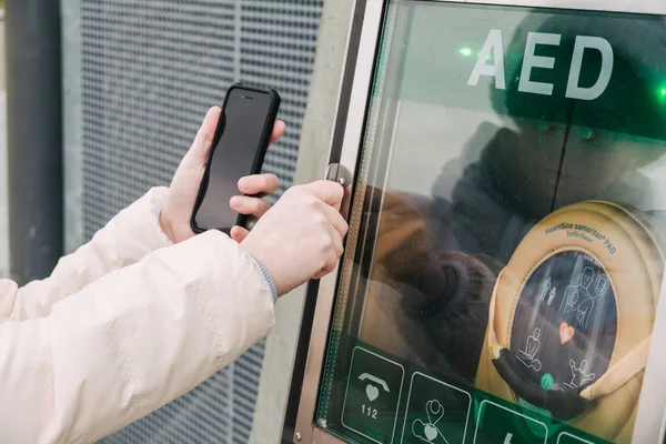 Tıp Kardiyopulmoner resüsitasyon acil çağrı yapıyorum. Kafkas kadın 911 yardım aramakta telefon kullanır. Cihaz kutusu aed otomatik defibrilatör hastalıkları, klinik ölüm, kalp durması ve kalp krizi